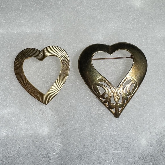 The Unbranded Brand Jewelry - Lot Of 2 Vintage Gold Tone Open Heart‎ Brooch Lapel Pin 1.75" Valentine Love